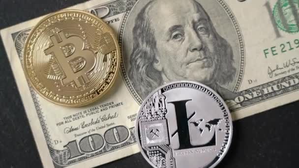 Bitcoin, litecoin cryptocurrency motsvarande dollar, en sedel på hundra enheter. Framtida koncept för virtuell valuta. Mot bakgrund av marmor — Stockvideo