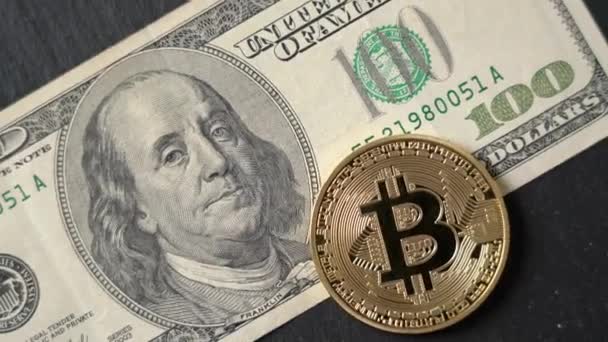 Bitcoin criptomoneda equivalente al dólar, un billete de cien unidades. Futuro concepto de moneda virtual. Sobre un fondo de mármol, primer plano. — Vídeo de stock