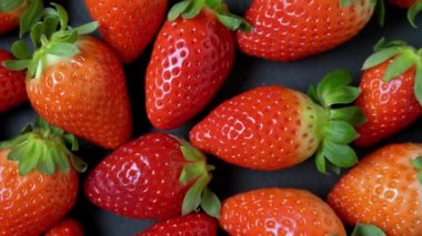 Taze sulu çilekler, arka plan için yakın plan. Vejetaryenler için böğürtlen, mermer siyah arka planda.