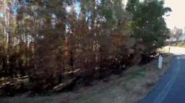 Portekiz 'deki Monchique' in yanmış sıradağlarının yakınından geç..