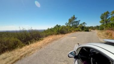 Güneşli bir günde Portekiz 'deki Monchique dağlarında rahatlatıcı bir yolculuğun tadını çıkarıyorum..