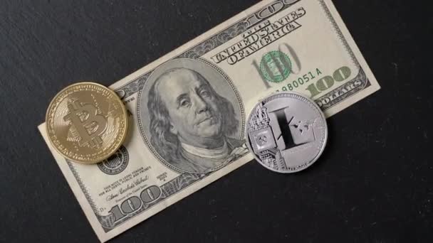 Bitcoin, litecoin cryptogeld gelijk aan dollar, een bankbiljet van honderd eenheden. Toekomstig concept van virtuele valuta. Op een achtergrond van marmer — Stockvideo