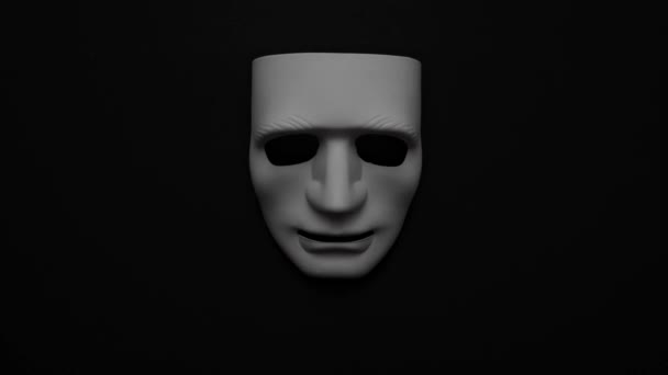 Выражения лица и эмоции в движении света на театральной маске. Театральная концепция — стоковое видео