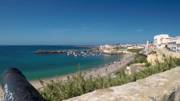 Opwaartse schotel van kanon gericht op oceaan in Sines, Portugal. — Stockvideo