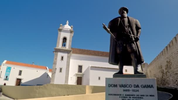 Přiblížit k soše slavného portugalského cestovatele Vasca da Gamy v Sines. — Stock video