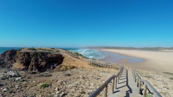 Standpunt van wandelen op een promenade op het strand in Costa Vicentina, Sagres, Portugal. — Stockvideo