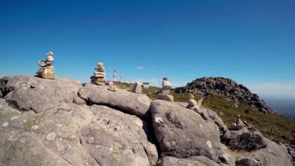 Vista rocosa y ligeramente brumosa desde la cima de una montaña en Foia, Monchique, Portugal. — Vídeo de stock