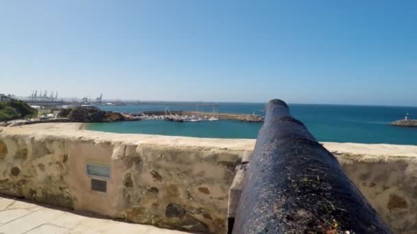 Opwaartse schotel van kanon gericht op oceaan in Sines, Portugal. — Stockvideo