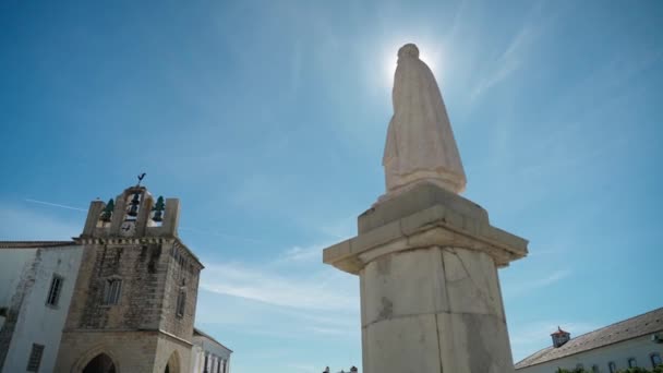 Panoramische opname in het oude centrum van Faro, vlakbij de kerk van St. Maria en het monument Bisschop Francisco Gomes — Stockvideo