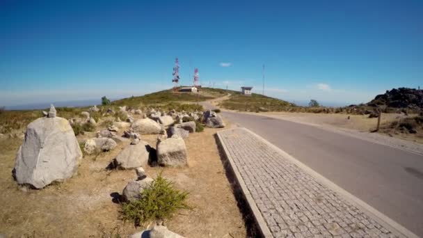 Vista rocciosa e leggermente nebbiosa dalla cima di una montagna a Foia, Monchique, Portogallo. — Video Stock