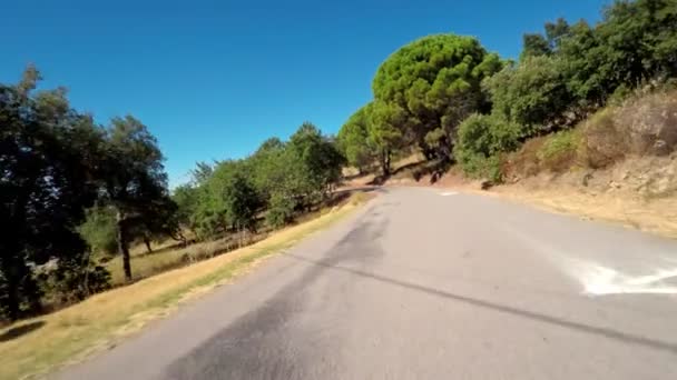 Genieten van een ontspannende rit op het Monchique gebergte in Portugal, op een zonnige dag. — Stockvideo