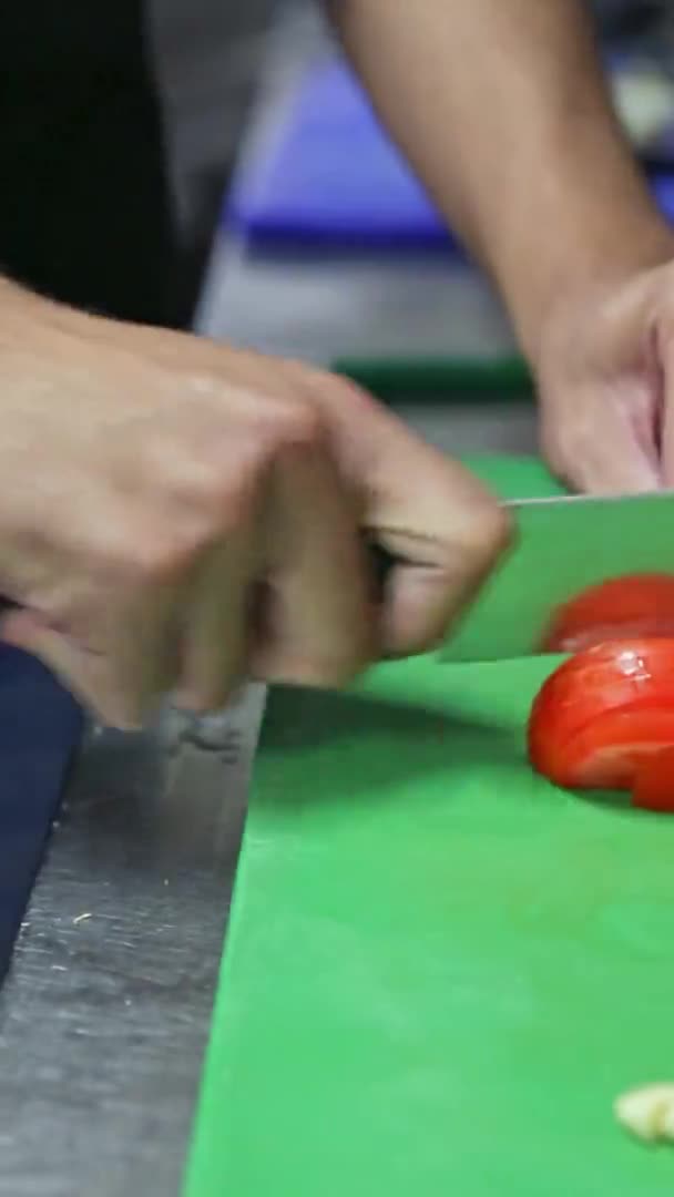 Ekologickou čerstvou zeleninu krájí kuchař na vaření. Svislé video. — Stock video
