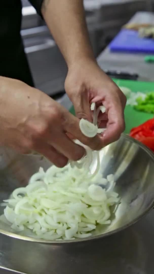 Šéf dává čerstvou zeleninu do kataplanu. Vertikální video. Detailní záběr. — Stock video
