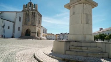 Aziz Maria Kilisesi ve Piskopos Francisco Gomes anıtı yakınlarındaki eski Faro kasabasında panoramik çekim