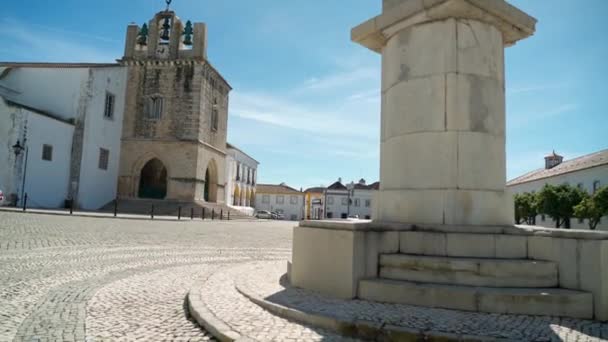 Panoramatický záběr ve starém městě Faro, v blízkosti kostela sv. Marie a pomníku biskupa Francisca Gomese — Stock video