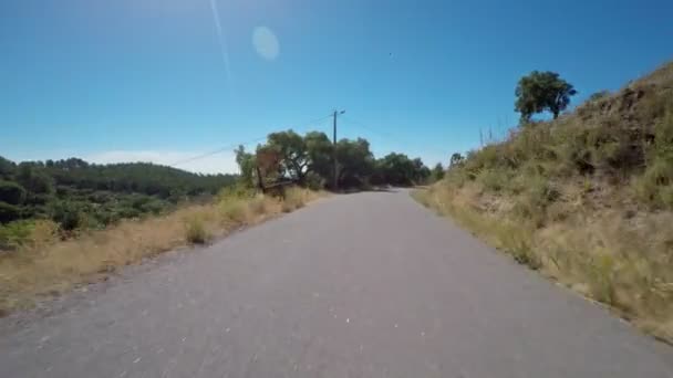 Desfrutando de uma viagem relaxante nas montanhas de Monchique em Portugal, num dia ensolarado. — Vídeo de Stock