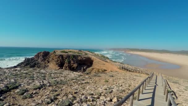 Standpunt van wandelen op een promenade op het strand in Costa Vicentina, Sagres, Portugal. — Stockvideo