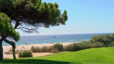 Çekimler güzel görünümlü ağaçlar ve plajdan Portekiz 'in Lobo şehrinde yeşil bir golf sahasına uzanır..