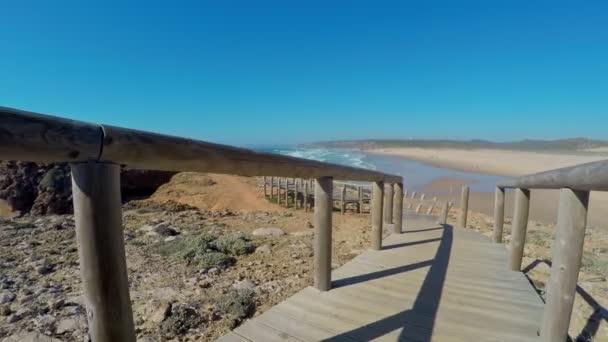 Ponto de vista de caminhar em um calçadão na praia em Costa Vicentina, Sagres, Portugal. — Vídeo de Stock