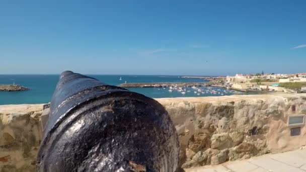 Cañón hacia arriba disparado desde un cañón apuntando al océano en Sines, Portugal. — Vídeo de stock