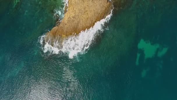 Nosztalgikus légi felvétel, a tenger lassított felvételén, a hullámok gördülékenyen gördülnek a Csendes-óceán sziklás partjain.. — Stock videók