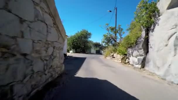 Rápida toma a través de la carretera del pueblo en Monchique, pasando por casas y árboles y vegetación. — Vídeo de stock