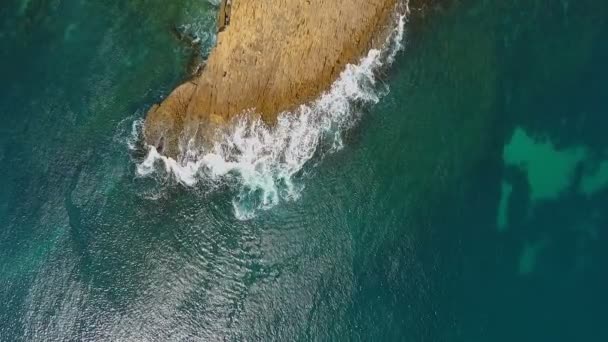 Vídeo aéreo nostálgico, em câmera lenta do mar, as ondas rolam suavemente nas margens rochosas do Oceano Atlântico Pacífico. — Vídeo de Stock