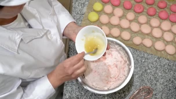 Seorang tukang roti wanita paruh baya mencampur sirup telur gula untuk marshmallow, pemandangan atas. — Stok Video