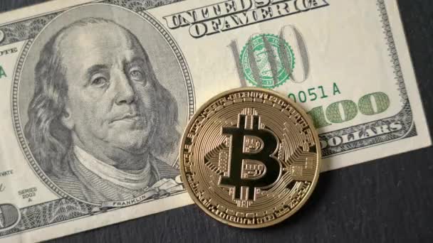 Bitcoin criptomoneda equivalente al dólar, un billete de cien unidades. Futuro concepto de moneda virtual. Sobre un fondo de mármol, primer plano. — Vídeo de stock