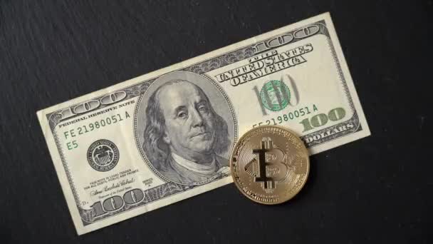 Bitcoin criptomoneda equivalente al dólar, un billete de cien unidades. Futuro concepto de moneda virtual. Sobre un fondo de mármol, primer plano. — Vídeo de stock