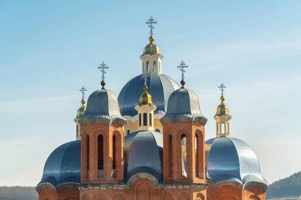 Domos Europa, Iglesia ortodoxa y católica. Primer plano, sobre el fondo del cielo. — Foto de Stock