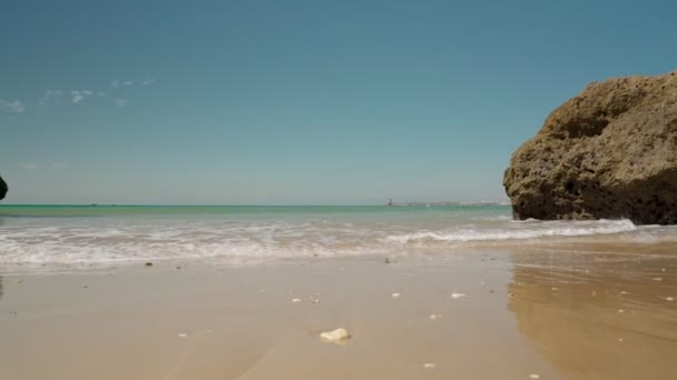 Voortschrijdend, gestabiliseerd, op zee met golven, strand Prainha, voor Europese toeristen, in de zomer. Portugal Portimao — Stockvideo