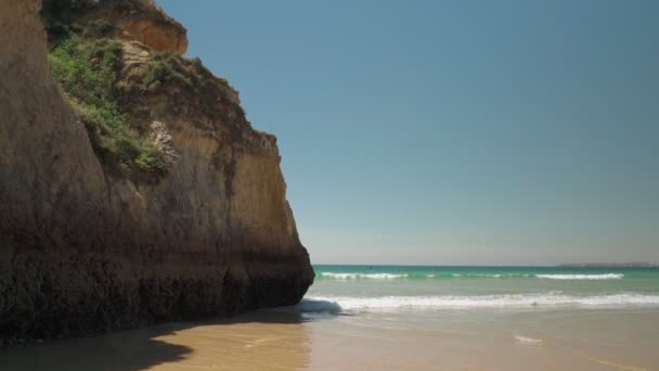 Avançando, estabilizado, no mar com ondas, praia Prainha, para turistas europeus, no verão. Portugal Portimão — Vídeo de Stock