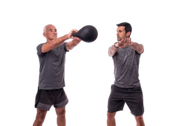 Spor hocasıyla egzersiz yapan yaşlı bir erkek müşteri, dambılı kaldırıyor. İzole edilmiş beyaz bir arkaplanda.