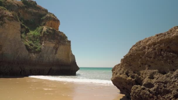 Avanzando, estabilizado, en el mar con olas, playa Prainha, para los turistas europeos, en verano. Portugal Portimao — Vídeo de stock