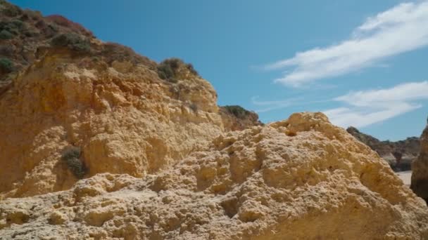 Avrupa kıyılarındaki kumlu kaya kayalıkları, panoramik bir manzarayla, gökyüzünde bir yüzgeçle. — Stok video