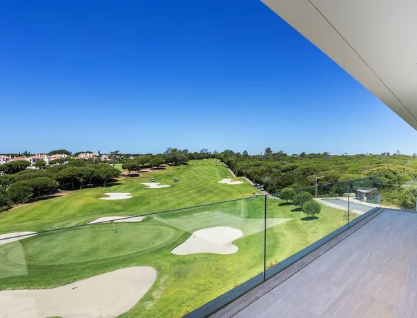 Bela vista da paisagem campo de golfe verde de luxo Varanda , — Fotografia de Stock