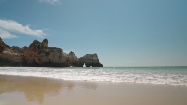 Avanzando, estabilizado, en el mar con olas, playa Prainha, para los turistas europeos, en verano. Portugal Portimao — Vídeo de stock