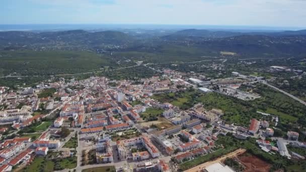 Portekiz, Algarve 'deki Sao Bras de Alportel' in şehir merkezinin hava görüntüsü. — Stok video