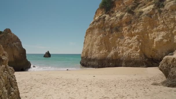 Voortschrijdend, gestabiliseerd, op zee met golven, strand Prainha, voor Europese toeristen, in de zomer. Portugal Portimao — Stockvideo