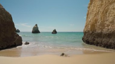 İlerliyor, dengeli, dalgalarla denizde, Prainha sahillerinde, yazın Avrupalı turistler için. Portekiz Portimao