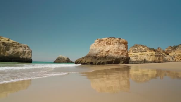 夏天，欧洲游客可以在波涛汹涌的大海中，在普拉亚海滩上继续前进，稳定下来。葡萄牙Portimao — 图库视频影像