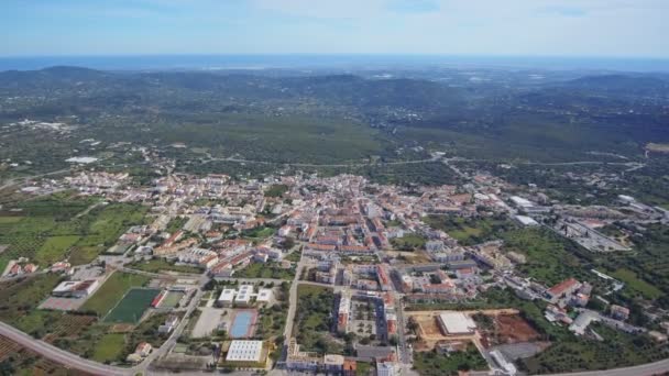 Portekiz, Algarve 'deki Sao Bras de Alportel' in şehir merkezinin hava görüntüsü. — Stok video