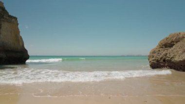 İlerliyor, dengeli, dalgalarla denizde, Prainha sahillerinde, yazın Avrupalı turistler için. Portekiz Portimao