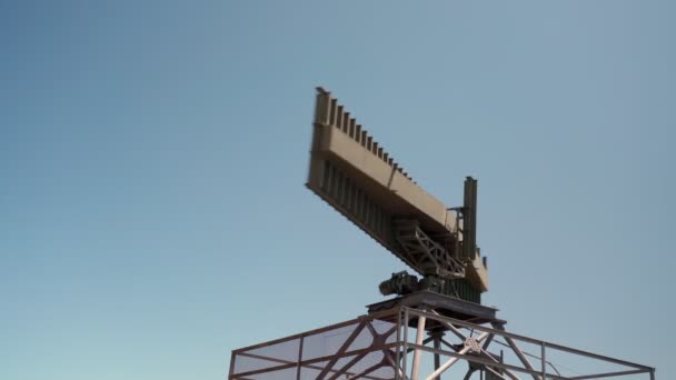 Radar industrial para transmitir y recibir señales, y monitorear despegues y aterrizajes de aeronaves militares. de cerca. — Vídeo de stock