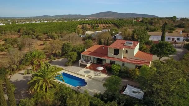 Traditionele Europese villa met zwembad, zonnepaneel en goed onderhouden tuin, vanuit de lucht uitzicht. Griekenland — Stockvideo
