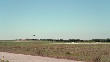 F-16 askeri jet uçağı taktik eğitim uçuşu için havalanıyor. Süper sonik motorlardan yangın çıkışları.