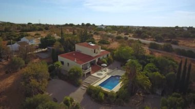 Havuzu, güneş paneli, bahçesi ve gökyüzünden manzarası olan geleneksel bir Avrupa villası. Yazın