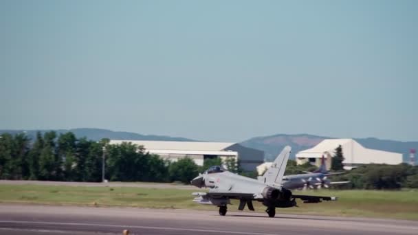 Kampfflugzeuge des Typs F-16 starten zu einem taktischen Trainingsflug. Feuer tritt aus Superschall-Triebwerken aus. — Stockvideo