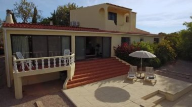 Havuzu, güneş paneli, bahçesi ve gökyüzünden manzarası olan geleneksel bir Avrupa villası. Geri hareket